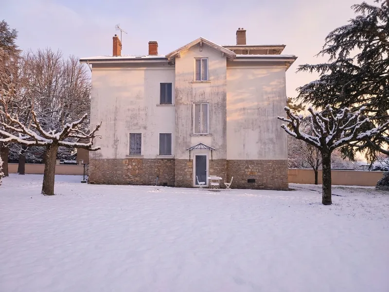 Même maison après application de consignes personnalisées par le mode Composition du studio visuel Intellex : ambiance hivernale enneigée, façade et éléments préservés