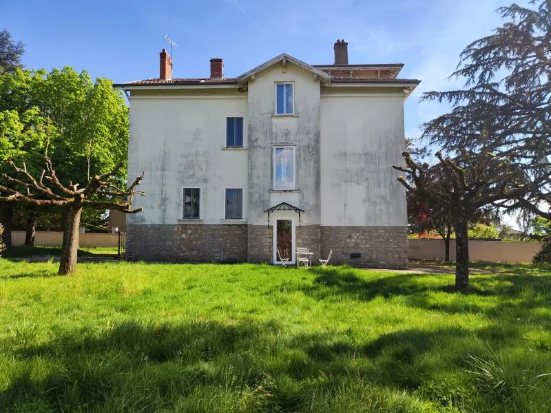 Photo d'une maison sous une ambiance lumineuse printanière avant application de consignes personnalisées par le mode Composition du studio visuel Intellex