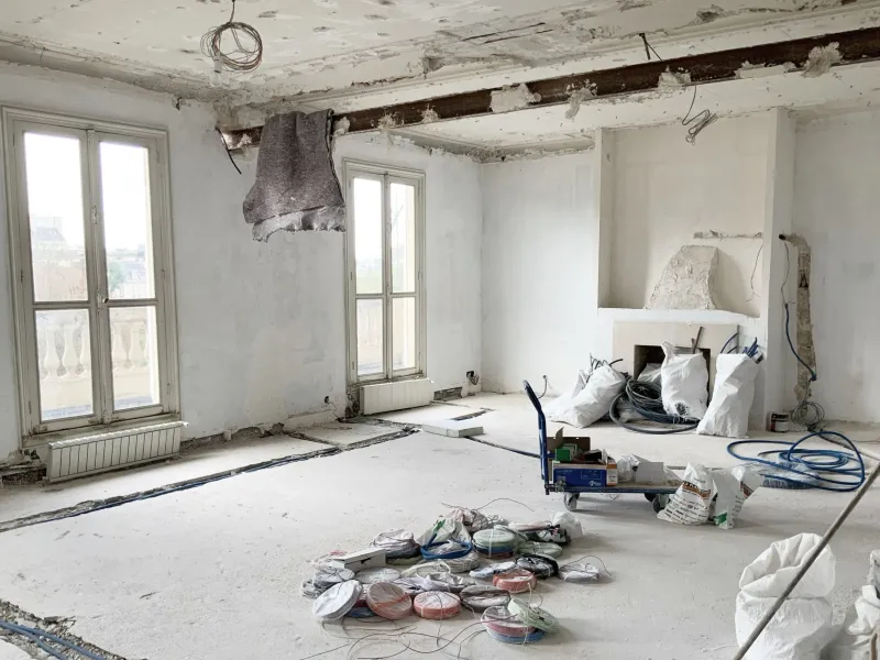Photo d'une pièce en chantier encombrée de câbles et de sacs de gravats avant suppressions globales par le mode Composition du studio visuel Intellex