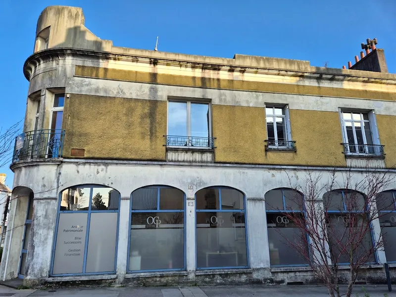 Photo d'une façade dégradée avant ravalement par le studio visuel Intellex